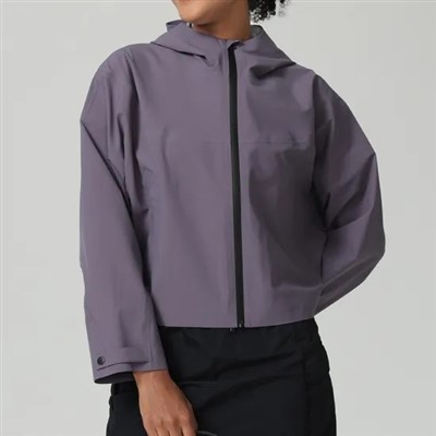 Siaced gwrth-ddŵr a gwrthwynt i fenywod